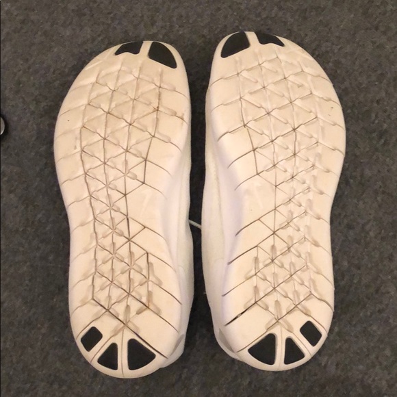 SOLD White nike shoes - Picture 4 of 4